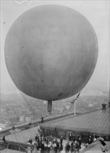 hydrogen balloon, "Wanamaker no. 1," lifting off from the roof of the John Wanamaker store at Broadway and Tenth Ave., New York City. 1912