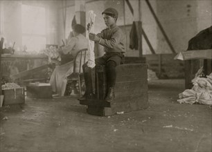 Turning hosiery in a Tennessee mill 1910