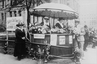 St. Paul Sells Roses to raise money for Soldiers 1919