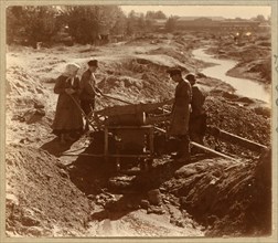Miners washing gold-bearing sand. [Berezovski] 1910