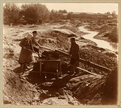 Miners washing gold-bearing sand. [Berezovski] 1910