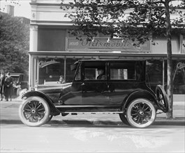 Oldsmobile in front of Dealership in DC 1922