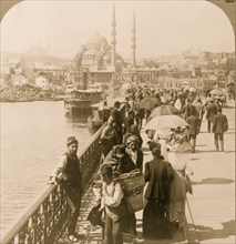 One of the world's most famous bridges, S. W. from Galata to Istanbul, Constantinople 1913