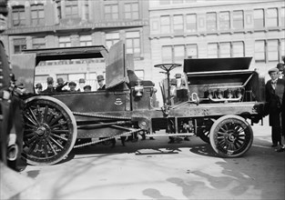 Automatic Street Cleaning vehicle draws the attention of bystanders 1912