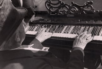 Organ Player 1941