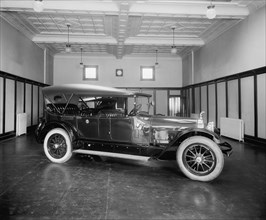 Pres. Harding's new $ 9,000.00 White House locomobile, 1921 1921
