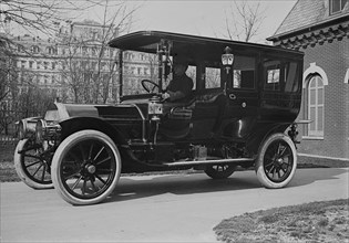 President Taft's "Pierce Arrow" - auto with 6 cycle, 48hp, Washington, D.C. 1909