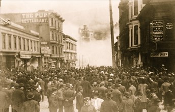San Franciscans crowd looking at fires moving toward them 1906