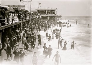 Sunday crowd on board walk and beach, Asbury Park 1908