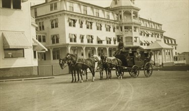 Talley-Ho coach in front of the Wentworth Hotel, Portsmouth, N.H. 1905