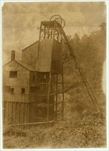 Tipple & Elevator into shaft. Leads down to mine 200 ft. below.  1908