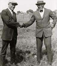 Tut Jackson (left) and Jack Johnson shaking hands 1922