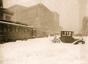 Washington DC Blizzard in 1922, Trolleys all stuck and lined up 1922