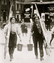 Women window cleaners, Berlin