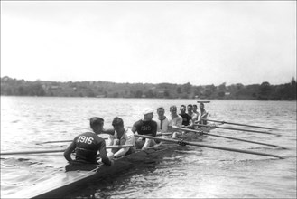 Yale varsity crew practicing 1915