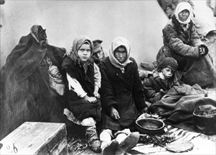 Starving chuvash family near their tent, samara, soviet union, 1921-22, famine.