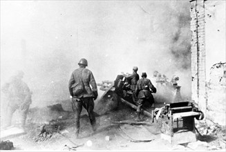 World war 2, battle of stalingrad, a soviet artillery crew firing at the enemy, november 1942.