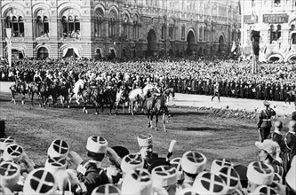 Tsar nicholas ll (on horseback, center) during an imperial procession in red square on may 24, 1913, moscow, russia.