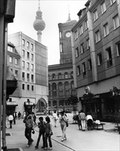 Nikelaikirene church district, berlin old town, a shopping and restaurant district, gdr, east germany, 1986.