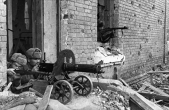 World war 2, battle of stalingrad, soviet guardsmen firing on german automatic riflemen, december 1942.