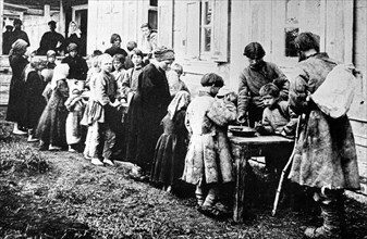 Russian peasants lined up at soup kitchen set up by s, vishnyakova in the novaya sloboda village in the lukoyanvsk district, 1800s.