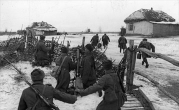 World war 2, battle of stalingrad, soviet machinegunners advancing their firing position under cover of trench mortar fire northwest of stalingrad, december 1942.