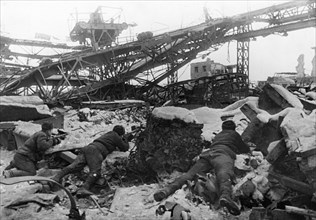 World war 2, battle of stalingrad, red army soldiers fighting in the ruins of the krasny oktyabr (red october) factory in stalingrad, january 1943.