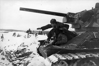 World war 2, soviet tank crew planning their approach in ukraine.
