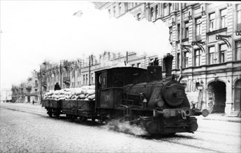 Blockade of leningrad: in the spring of 1942, locomotinves appeared on the street car lines, hauling precious, life-saving bread flour.