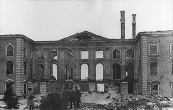 Red army soldiers in ruins of peterhof palace (petrovorets), leningrad region, ussr, the palace was destroyed by the retreating german army, world war 2.