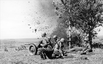 Red army in world war2, anti-tank gun repulsing a tank attack, july 1943.