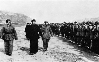 Chu te (zhu de), far left, and mao tse tung (zedong) review communist troops in yenan stronghold before they leave to go behind enemy lines, sino-japanese war, october 1944.