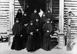 Russian orthodox lay sisters at the st, nicholas convent, nizhni novgorod, late 19th century.