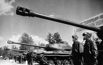 The men of the boiko tank unit receiving new js-122 (joseph stalin 122) heavy tanks, 1942.