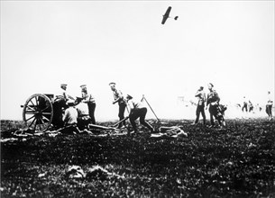 Russian artillery men in action during world war i (1914-1918).
