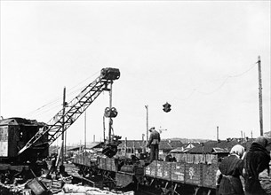 Dismantled factory machinery being loaded onto railroad cars for shipment to the urals, 1941.