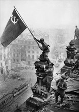 Red army soldiers raising the soviet flag over the reichstag in berlin, germany, april 30, 1945, photo taken by vladimir grebnev.