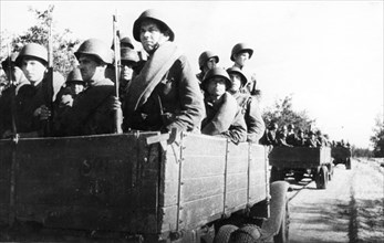Motorized infantry on the way to advanced lines in june 1943.