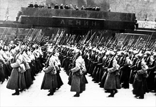 Red army marches past lenin's tomb, on nov, 7, 1941 (24th anniversary of october revolution ).