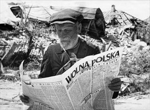 world war ll, a man reading 'free poland' (wolna polska), the newspaper of the union of polish patriots, in warsaw after the liberation of poland in 1944.