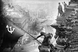 Red army soldiers raising the soviet flag over the reichstag in berlin, germany, april 30, 1945, photo taken by vladimir grebnev.