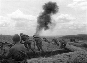 World war 2, july 1943, southwest of voroshilovgrad, guardsmen going into attack.