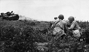 World war 2, soviet anti-tank riflemen who disabled a german tank during the orel (oryol) offensive, august 1943.