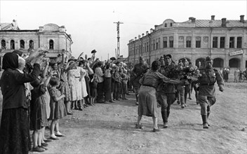 World war 2, citizens of orel greeting their soviet liberators, august 1943.