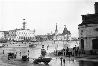 Komsomolskaya square, moscow, 1935, in the background: leningradsky (left) and yaroslavsky (right) rail terminals with a metro station between them, in the right foreground is a corner of the kazansky...