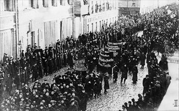 People demonstrating on the streets of moscow in october during the 1905 revolt.