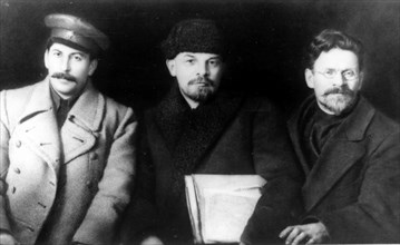 Lenin (c), stalin (l) and kalinin (r) in 1919.