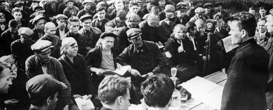 Workers of the turbine shop of the kirov plant in leningrad listen to a verbatim report of the trial of the trotskyist-zinovievist terrorist center,1936.