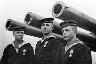 Red banner baltic fleet, gunners of the cruiser 'kirov', october 1943.
