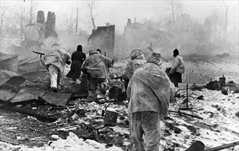 Battle of moscow, 1941, street fighting as red army troops occupy the town of yukhnov.